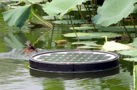 Photo taken on Aug. 14, 2009 shows a solar energy water cleaning device located in a lake in Zizhuyuan Park in Beijing, capital of China. [Chen Xiaogen/Xinhua]