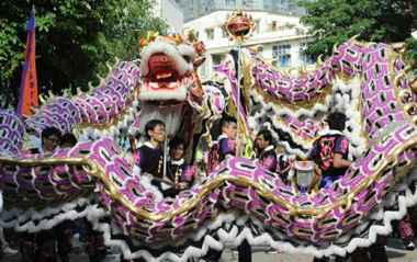 Performers play dragon dance during a parade in south China's Hong Kong Special Administrative Region (HKSAR), on Aug. 16, 2009. A total of 60 teams performed dragon, lion and unicorn dance during the parade on Sunday to welcome the 60th anniversary of the founding of the People's Republic of China in October.