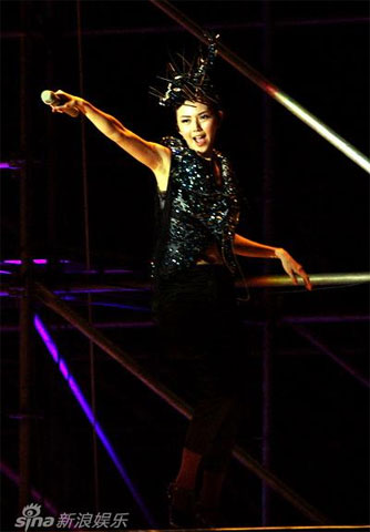 Singaporean pop singer Stefanie Sun held a solo concert in the Workers' Stadium in Beijng on Saturday. Chinese mainland singer Han Hong performed as the guest.