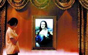 Mona Lisa saying hello to a visitor 