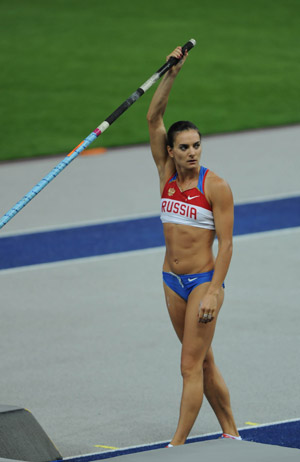 Russia's Elena Isinbayeva reacts after failing her first attemp in the women's pole vault final of the 2009 IAAF World Athletics Championships in Berlin, capital of Germany, on August 17, 2009. World's all-time great women's pole vaulter Elena Isinbayeva suffered her first defeat in six years in major competitions. (Xinhua/Wu Wei) 