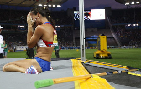 Russia's Elena Isinbayeva covers her face after failing her first attempt to clear a height in the women's pole vault final of the 2009 IAAF World Athletics Championships in Berlin, capital of Germany, on August 17, 2009. World's all-time great women's pole vaulter Elena Isinbayeva suffered her first defeat in six years in major competitions. (Xinhua/Liao Yujie)