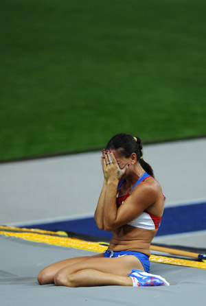 Russia's Elena Isinbayeva covers her face after she failed to achieve a successful vault in the women's pole vault final of the 2009 IAAF World Athletics Championships in Berlin, capital of Germany, on August 17, 2009. World's all-time great women's pole vaulter Elena Isinbayeva on Monday suffered her first defeat in six years in major competitions. (Xinhua/Wu Wei) 