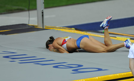 Russia's Elena Isinbayeva reacts after missing her second attemp in the women's pole vault final of the 2009 IAAF World Athletics Championships in Berlin, capital of Germany, on August 17, 2009. World's all-time great women's pole vaulter Elena Isinbayeva on Monday suffered her first defeat in six years in major competitions. (Xinhua/Wu Wei) 