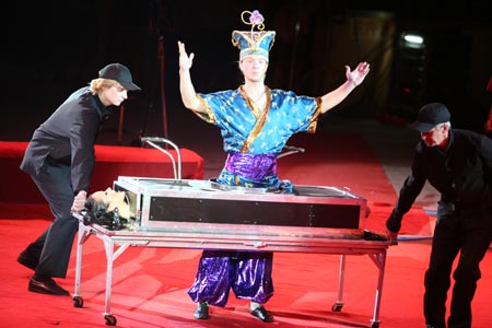 Members of a Russian circus performs in Taizhou Gymnasium in Taizhou, east China's Jiangsu Province, Aug. 17, 2009. (Xinhua/Gu Jun) 