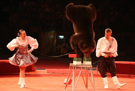 Members of a Russian circus performs in Taizhou Gymnasium in Taizhou, east China's Jiangsu Province, Aug. 17, 2009. (Xinhua/Gu Jun)