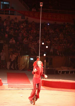 A member of a Russian circus performs in Taizhou Gymnasium in Taizhou, east China's Jiangsu Province, Aug. 17, 2009. (Xinhua/Gu Jun)