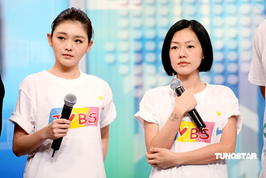 Barbie Hsu (L) and her younger sister Xu Xidi