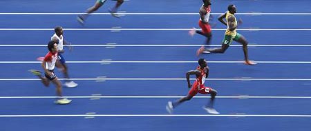 Usain Bolt(R1) of Jamaica competes in the heats of men's 200M in the 12th IAAF World Championships in Athletics in Berlin, Germany, Aug. 18, 2009. Usain Bolt is qualified to the next round with 20.70 seconds.