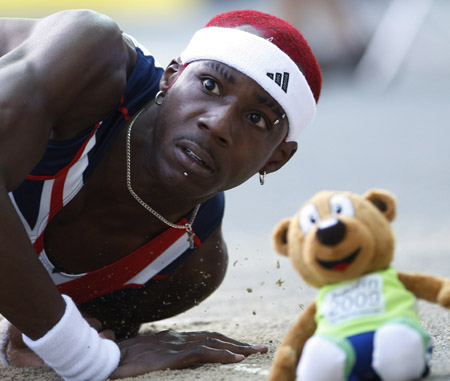 British jumper Phillips Idowu celebrates his victory in the men's triple jump final at the 12th World Athletics Championships in Berlin, capital of Germany, August 18, 2009. Idowu claimed the title here on Tuesday with a world leading score of 17.73 meters. (Xinhua/Wu Wei)