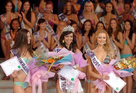 The champion Yoke Paramita Djati Walujo from Bali of Indonesia (C), runner-up from Russia (R) and the second runner-up from Ukraine attend the awarding ceremony during the Miss Bikini contest of the final of Miss Tourism Queen International 2009 in Xinyang, central China's Henan Province, on Aug. 17, 2009. A total of 120 contestants from all over the world participated in the final. (Xinhua/Qian Yi)
