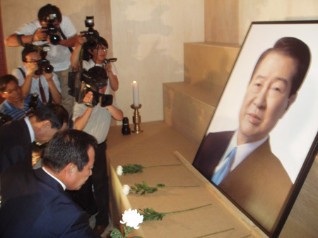 People from former South Korean President Kim Dae-jung's hometown mourns in Gwangju, South Korea on Aug. 18, 2009. Kim Dae-jung died at the age of 85 at 1:43 p.m. (0443 GMT) Tuesday, Park Chang-il, chief of Seoul's Severance Hospital said.