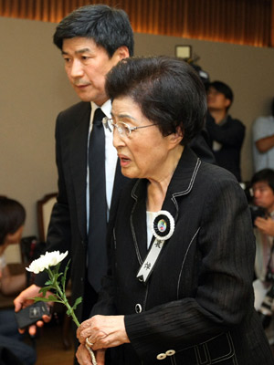 Lee Hee-Ho, wife of former South Korean President Kim Dae-jung, offers a flower at the memorial room of Severance Hospital in Seoul, South Korea on Aug. 18, 2009. Kim Dae-jung died at the age of 85 at 1:43 p.m. (0443 GMT) Tuesday, Park Chang-il, chief of Seoul's Severance Hospital said.(