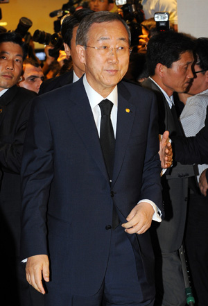 U.N. Secretary General Ban Ki-moon arrives to mourn for the former South Korean President Kim Dae-jung, at the memorial room of Severance Hospital in Seoul, South Korea on Aug. 18, 2009.