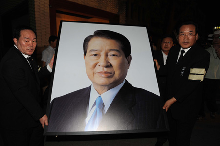 People from former South Korean President Kim Dae-jung's hometown prepare for a memorial ceremony in Gwangju, South Korea on Aug. 18, 2009.