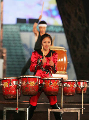 People perform during the opening of the 11th Asia Arts Festival in Ordos, north China's Inner Mongolia Autonomous Region, Aug. 18, 2009. The annual international arts festival, which is themed Auspicious Prairie, Blissful Asia this year, provides chances for exchanging arts of different forms and promotes cultural intercourse between China and other Asian nations. 