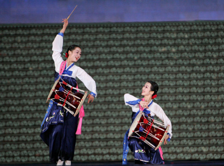 People perform during the opening of the 11th Asia Arts Festival in Ordos, north China's Inner Mongolia Autonomous Region, Aug. 18, 2009. The annual international arts festival, which is themed Auspicious Prairie, Blissful Asia this year, provides chances for exchanging arts of different forms and promotes cultural intercourse between China and other Asian nations. 