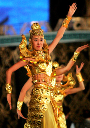 People perform during the opening of the 11th Asia Arts Festival in Ordos, north China's Inner Mongolia Autonomous Region, Aug. 18, 2009. 