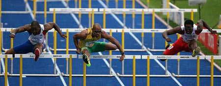 Dayron Robles (R) of Cuba competes in the first round of Men's 110M Hurdles in the 12th IAAF World Championships in Athletics in Berlin, Germany, Aug. 19, 2009. Dayron Robles was qualified to the next round with 13.67 seconds.