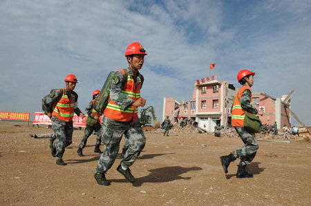 Soldiers are on their way to the 'earthquake-hit area' during a medical support drill in the remote northwestern Helan Mountains, Ningxia Hui Autonomous Region, Aug. 19, 2009.(Xinhua/Han Chuanhao) 