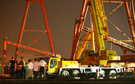 People from Safety Supervision Department survey at the accident site after a 10-tonne gantry crane collapsed at a construction site of the Beijing-Shanghai High-speed Railway in Jiading District of Shanghai, east of China, Aug. 19, 2009. A total of four workers died and another two were injured at the accident. (Xinhua/Pei Xin)