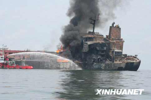 8月19日，马来西亚消防船在发生两船相撞事故的地点向燃烧的油轮喷水。马来西亚警方当日说，一艘利比里亚油轮18日晚在马六甲海峡与一艘英国散装货船相撞起火，船上共有23名中国大陆船员，另外2名船员来自中国台湾。事发后，16名船员乘救生艇逃生，其余9人下落不明。 