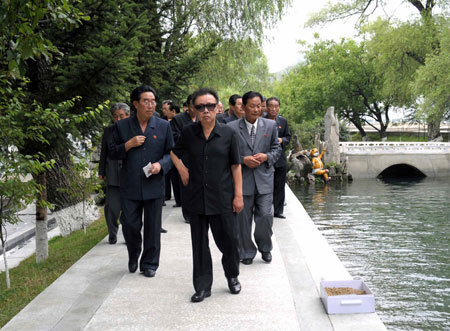 Photo released by Korean Central News Agency (KCNA) on Aug. 19, 2009 shows Kim Jong Il (C), top leader of the Democratic People's Republic of Korea (DPRK), inspecting a fish farm in P'yonganbuk-do Province.