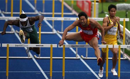 Ji Wei (C) of China competes in the first round of Men's 110M Hurdles in the 12th IAAF World Championships in Athletics in Berlin, Germany, Aug. 19, 2009. Ji Wei was qualified to the next round with 13.51 seconds.