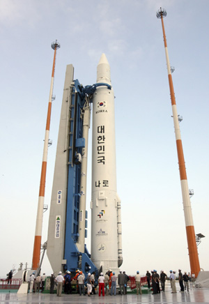 The Korea Space Launch Vehicle-1 (KSLV-1), South Korea's first space rocket, is set up on its launch pad from the assembly complex at the Naro Space Centre in Goheung, about 485 km (301 miles) south of Seoul, August 17, 2009.