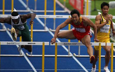 Ji Wei (C) of China competes in the first round of Men's 110M Hurdles in the 12th IAAF World Championships in Athletics in Berlin, Germany, Aug. 19, 2009. Ji Wei was qualified to the next round with 13.51 seconds.