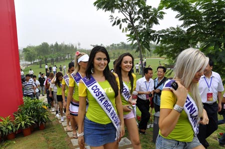 Contestants for 2009 Miss Tourism International perform their pageant show at a city park in Luohe city, central China's Henan province, August 19, 2009. Some 120 contestants from around the world attended the pageant show on Wednesday. (Xinhua/Cheng Yuefeng)