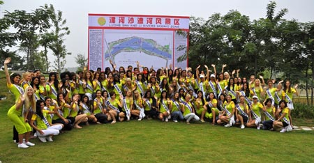 Contestants for 2009 Miss Tourism International have their group picture taken at a city park in Luohe city, central China's Henan province, August 19, 2009. Some 120 contestants from around the world attended the pageant show on Wednesday. (Xinhua/Cheng Yuefeng)