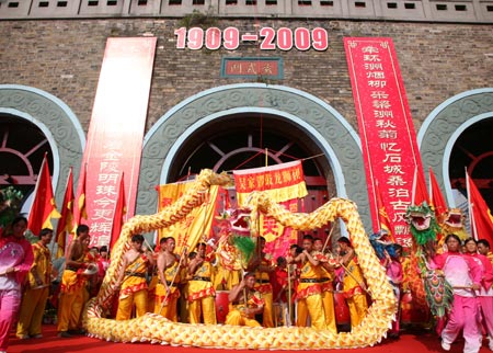 The "Openning Gate ceremony" is held at the main gate of Xuanwumen, the main entrance of the 100-year-old Xuanwuhu park in Nanjing, east China