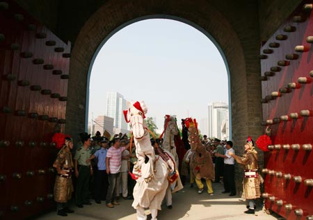  Visitors get through the main gate of Xuanwumen, the main entrance of the 100-year-old Xuanwuhu park in Nanjing, east China's Jiangsu province, August 19, 2009. Thousands of people came to the park for free visit in the festivities for 100th aniversary celebration. (Xinhua/Wang Xin)