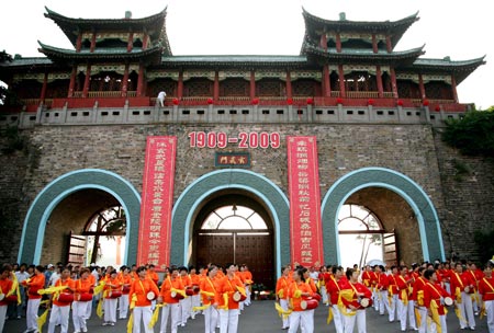 An old lady drum band perform at the main gate of Xuanwumen, the main entrance of the 100-year-old Xuanwuhu park in Nanjing, east China's Jiangsu province, August 19, 2009. Thousands of people came to the park for free visit in the festivities for 100th aniversary celebration. (Xinhua/Wang Xin)