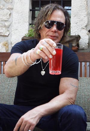 U.S. actor Mickey Rourke salutes during lunch in the old part of Sarajevo August 19, 2009.