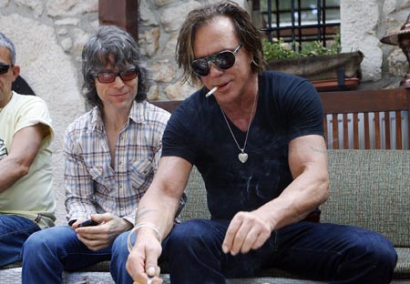 U.S. actor Mickey Rourke smokes a cigarette during lunch in the old part of Sarajevo August 19, 2009.