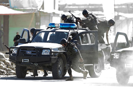 Afghan security forces arrive at the scene of a gun battle in Afghanistan's capital Kabul August 19, 2009. 