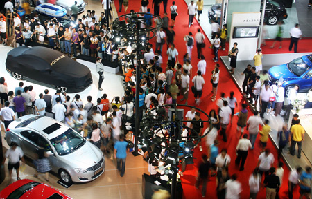 A number of visitors view around the international automotive industry exhibition in Dalian, a coastal city of northeast China's Liaoning Province, Aug. 19, 2009. (Xinhua/Lu Guozhong) 