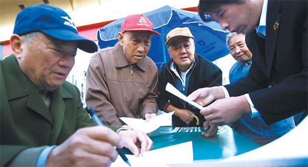 A China Life salesman explains details of insurance policies to customers in this file photo. [CFP]
