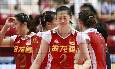 China's Xue Ming(Front) reacts during the second round match of 2009 FIVB World Grand Prix women's volleyball final in Tokyo on August 20, 2009. China lost 0-3.