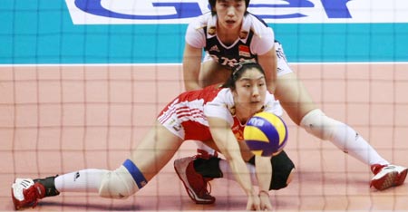 China's Zhang Xian (above)and Yin Na try to save the ball during the second round match of 2009 FIVB World Grand Prix women's volleyball final in Tokyo on August 20, 2009. China lost 0-3.