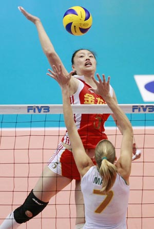 China's Ma Yunwen spikes the ball against Brazil's Marianne Steinbrecher during the second round match of 2009 FIVB World Grand Prix women's volleyball final in Tokyo on August 20, 2009. China lost 0-3.