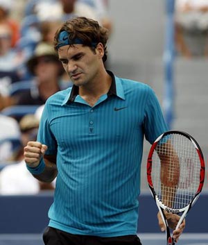 Roger Federer of Switzerland pumps his fist after a shot against Jose Acasuso of Argentina during their second round match at the Cincinnati Masters tennis tournament August 19, 2009.