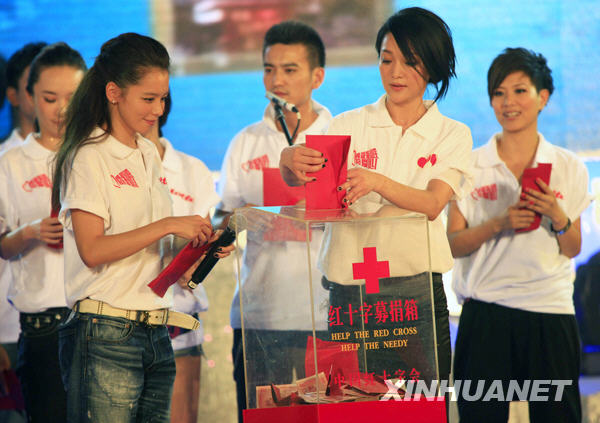 Actress Zhou Xun (R, front) and Vivian Hsu (L, front) donate with other performers during a television fundraiser in Beijing, capital of China, on Aug. 20, 2009. [Li Mingfang/Xinhua] 