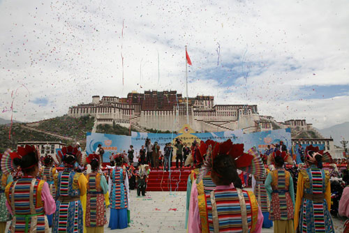 The annual Shoton Festival kicked off in Lhasa, Tibet Autonomous Region's capital, on Thursday, August 20, 2009. [Photo: Jia Changfei/CFP] 