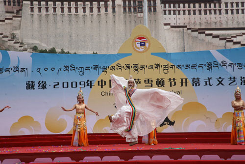 Performances were staged on Thursday, August 20, 2009 in Lhasa, Tibet Autonomous Region's capital to kick off the annual Shoton Festival. [Photo: Jia Changfei/CFP] 