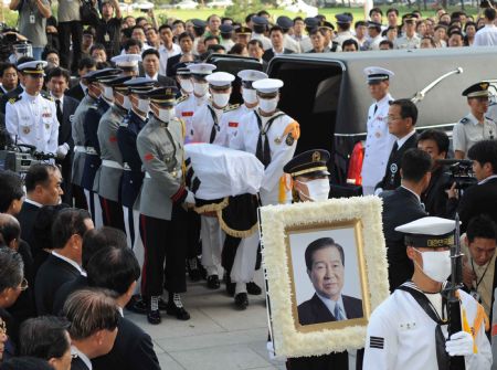 The coffin of former South Korean president Kim Dae-jung is carried by honour guards to the memorial altar at the National Assembly in Seoul, capital of South Korea, Aug. 20, 2009. The South Korean government decided on Wednesday to hold its second-ever state funeral for late president Kim Dae-jung, almost 20 years after the first state funeral given to later president Park Jung-hui in 1979.[Xinhua/Newsis]