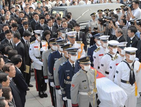 The coffin of former South Korean president Kim Dae-jung is carried by honour guards to the memorial altar at the National Assembly in Seoul, capital of South Korea, Aug. 20, 2009. The South Korean government decided on Wednesday to hold its second-ever state funeral for late president Kim Dae-jung, almost 20 years after the first state funeral given to later president Park Jung-hui in 1979.[Xinhua/Newsis]