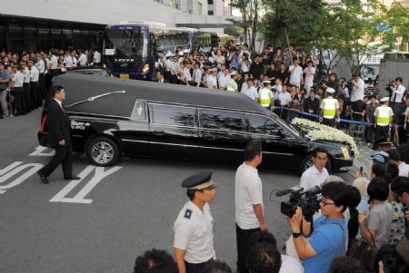 The coffin of former South Korean president Kim Dae-jung is carried by honour guards to the memorial altar at the National Assembly in Seoul, capital of South Korea, Aug. 20, 2009. The South Korean government decided on Wednesday to hold its second-ever state funeral for late president Kim Dae-jung, almost 20 years after the first state funeral given to later president Park Jung-hui in 1979. [Xinhua/Newsis]